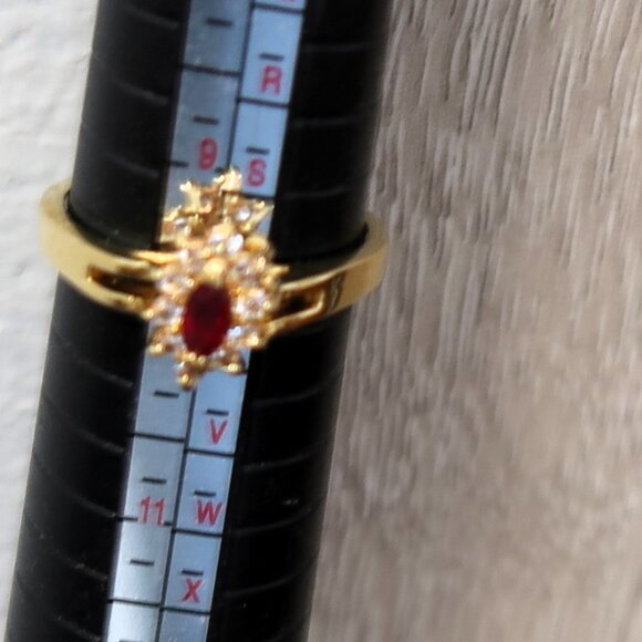 Men's Gold Tone Ring Red Center Stone White Stones Size 9.5 - Picture 8 of 9